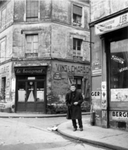 Alberto Giacometti in rue Hippolyte-Maindron nel 1958. Photo Robert Doisneau.