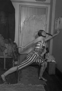 La baronessa Elsa von Freytag-Loringhoven nel suo appartamento al Greenwich Village, dicembre 1915.