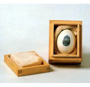 Uovo con impronta n.14. Uovo, inchiostro, ovatta, legno. Performance Consumazione dell'arte dinamica del pubblico divorare l'arte. 1960