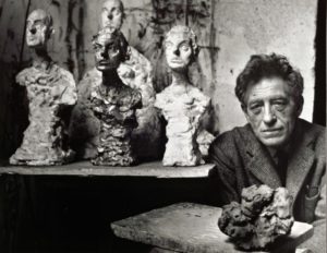 Alberto Giacometti nel suo studio, nel 1965. Photo Brassaï.