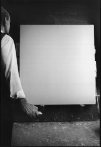Sequenza fotografica di Ugo Mulas nello studio dell’artista - 1964. 